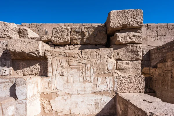Οι ανακουφίσεις Medinet Habu (νεκροτομείο ναός του Ramesses ΙΙΙ), τη δυτική όχθη του Luxor στην Αίγυπτο — Φωτογραφία Αρχείου