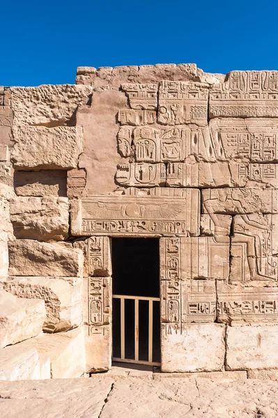 De Medinet Habu (mortuarium tempel van Ramses Iii), de westelijke oever van Luxor in Egypte — Stockfoto