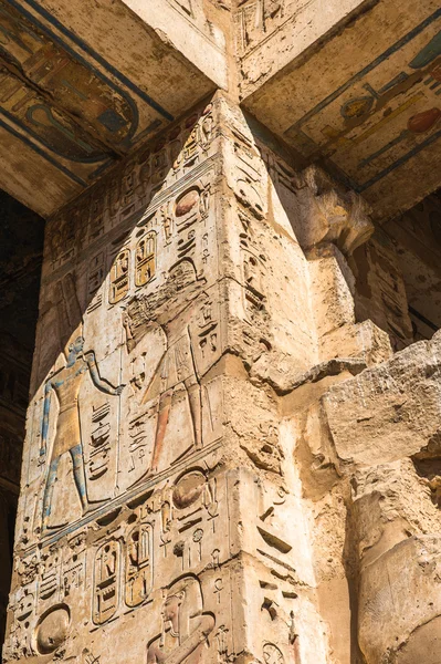 De Medinet Habu (mortuarium tempel van Ramses Iii), de westelijke oever van Luxor in Egypte — Stockfoto