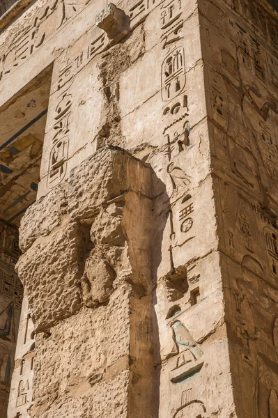 El Medinet Habu (Templo Mortuorio de Ramsés III), Cisjordania de Luxor en Egipto — Foto de Stock