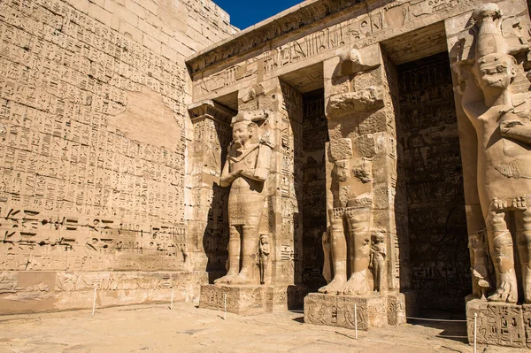 De Medinet Habu (mortuarium tempel van Ramses Iii), de westelijke oever van Luxor in Egypte — Stockfoto