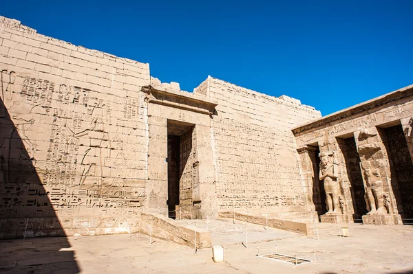 Medinet Habu (bårhus tempel av Ramses Iii), Västbanken av Luxor i Egypten — Stockfoto