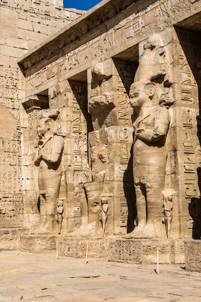 De Medinet Habu (mortuarium tempel van Ramses Iii), de westelijke oever van Luxor in Egypte — Stockfoto