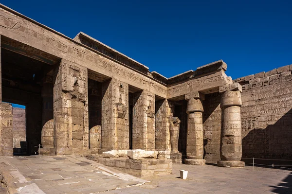 De Medinet Habu (mortuarium tempel van Ramses Iii), de westelijke oever van Luxor in Egypte — Stockfoto