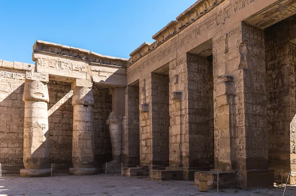 Medinet Habu (Templo Mortuário de Ramsés III), Cisjordânia de Luxor no Egito — Fotografia de Stock