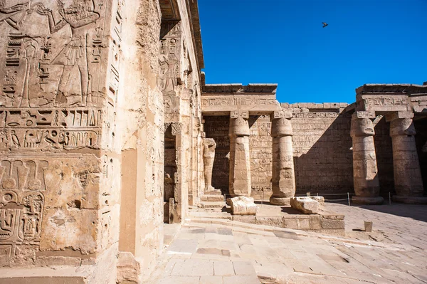 Medinet Habu (grobowej świątyni Ramzesa Iii), zachodnim brzegu w Luksorze w Egipcie — Zdjęcie stockowe