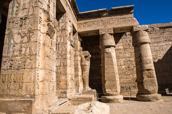 Medinet Habu (Templo Mortuorio de Ramsés III), Cisjordania de Luxor en Egipto — Foto de Stock