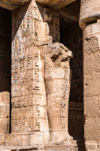 Medinet Habu (Templo Mortuorio de Ramsés III), Cisjordania de Luxor en Egipto — Foto de Stock