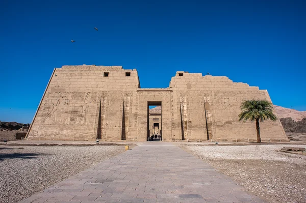Medinet Habu (Templo Mortuário de Ramsés III), Cisjordânia de Luxor no Egito — Fotografia de Stock