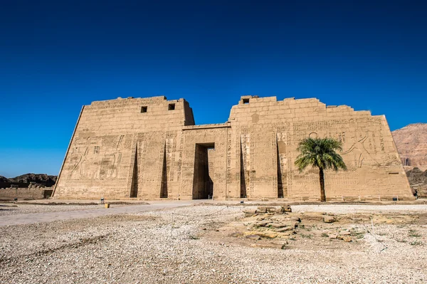 Medinet Habu (grobowej świątyni Ramzesa Iii), zachodnim brzegu w Luksorze w Egipcie — Zdjęcie stockowe