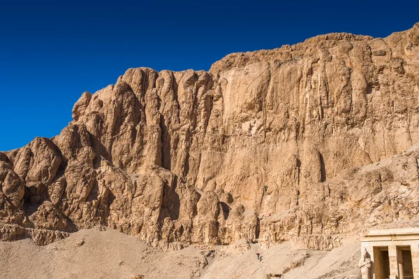 Del av bårhus temple of Hatshepsut, västra stranden av Nilen — Stockfoto