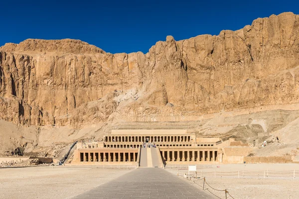 Part of the Mortuary temple of Hatshepsut, Western Bank of the Nile — Stock Photo, Image