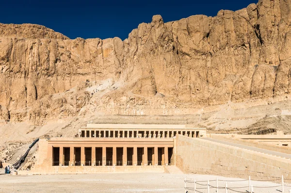 Parte del templo mortuorio de Hatshepsut, orilla occidental del Nilo —  Fotos de Stock