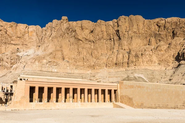 Part of the Mortuary temple of Hatshepsut, Western Bank of the Nile — Stock Photo, Image