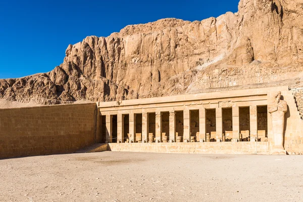 Del av bårhus temple of Hatshepsut, västra stranden av Nilen — Stockfoto