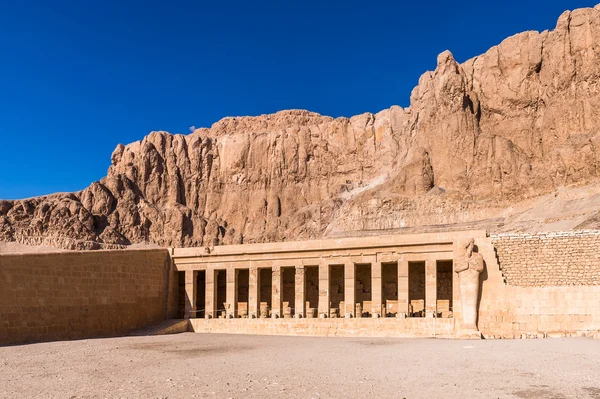 Parte del templo mortuorio de Hatshepsut, orilla occidental del Nilo —  Fotos de Stock