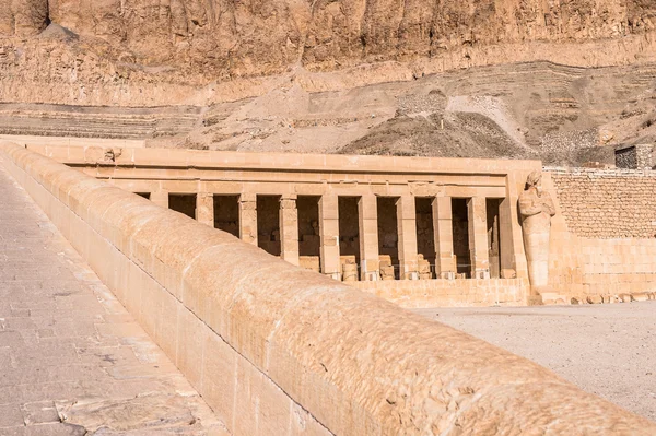 Parte do templo mortuário de Hatshepsut, Cisjordânia do Nilo — Fotografia de Stock