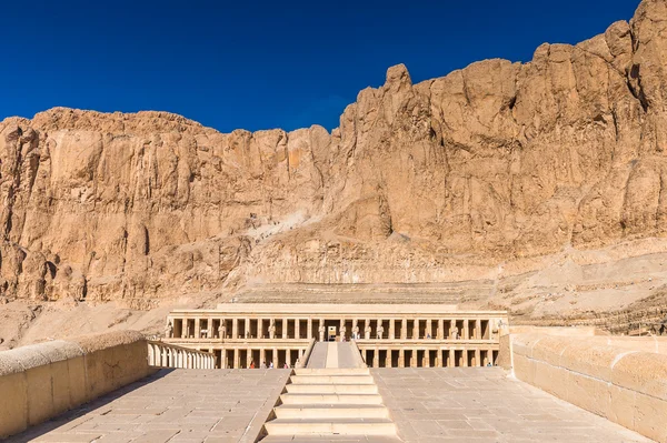 Parte del templo mortuorio de Hatshepsut, orilla occidental del Nilo —  Fotos de Stock