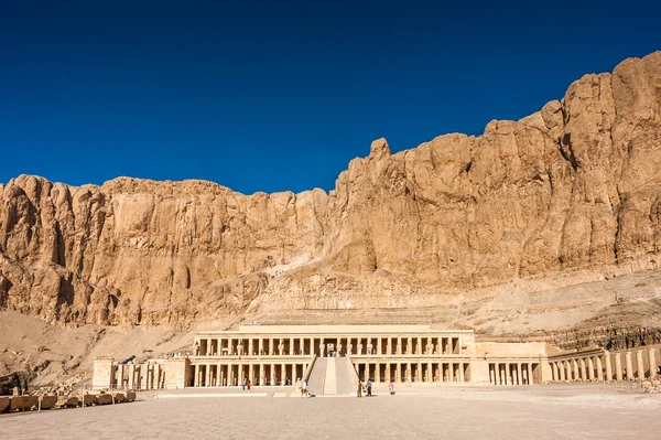 Parte del templo mortuorio de Hatshepsut, orilla occidental del Nilo —  Fotos de Stock