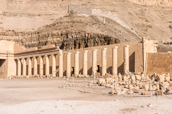 Del av bårhus temple of Hatshepsut, västra stranden av Nilen — Stockfoto