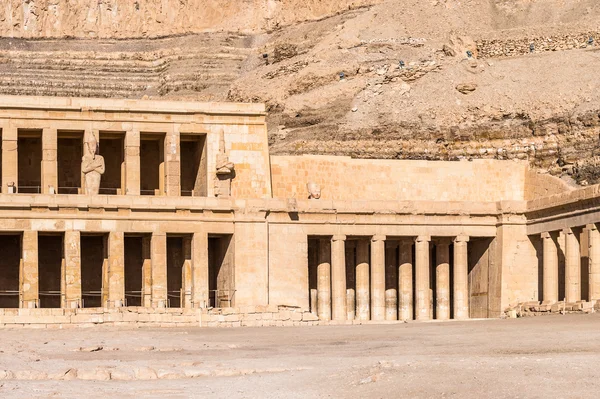 Deel van de dodentempel van Hatshepsut, westelijke oever van de Nijl — Stockfoto