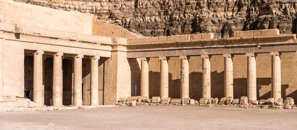 Deel van de dodentempel van Hatshepsut, westelijke oever van de Nijl — Stockfoto