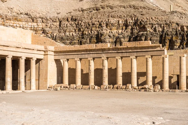 Part of the Mortuary temple of Hatshepsut, Western Bank of the Nile — Stock Photo, Image