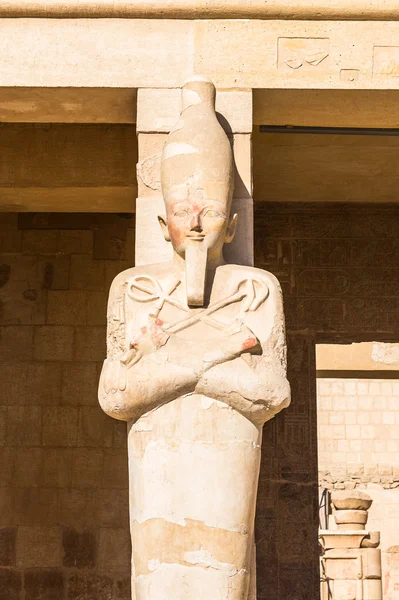Частиною похоронний храм Хатшепсут, у березі Нілу — стокове фото