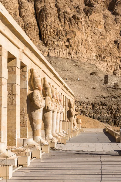 Part of the Mortuary temple of Hatshepsut, Western Bank of the Nile — Stock Photo, Image