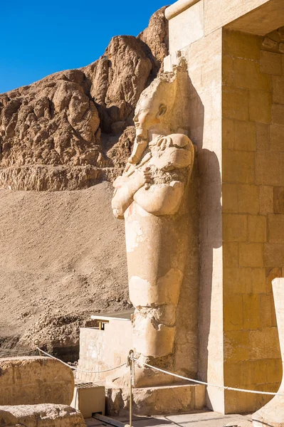 Deel van de dodentempel van Hatshepsut, westelijke oever van de Nijl — Stockfoto