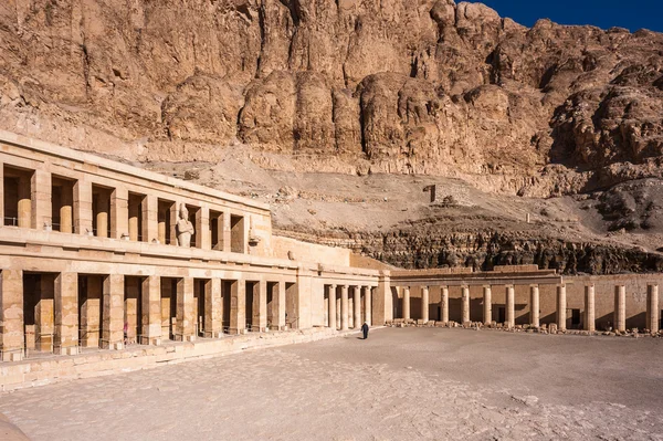 Del av bårhus temple of Hatshepsut, västra stranden av Nilen — Stockfoto