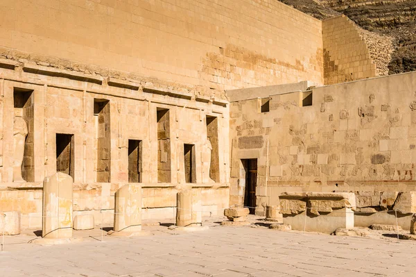 Part of the Mortuary temple of Hatshepsut, Western Bank of the Nile — Stock Photo, Image