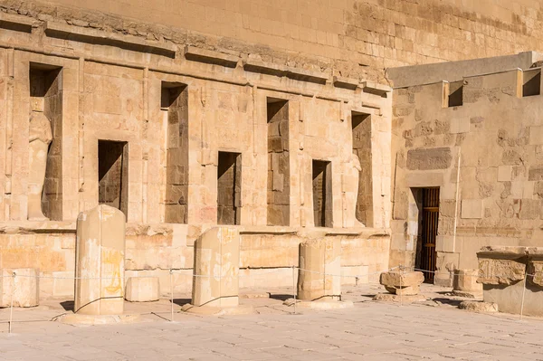Parte del templo mortuorio de Hatshepsut, orilla occidental del Nilo —  Fotos de Stock