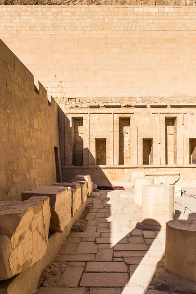 Parte del templo mortuorio de Hatshepsut, orilla occidental del Nilo — Foto de Stock