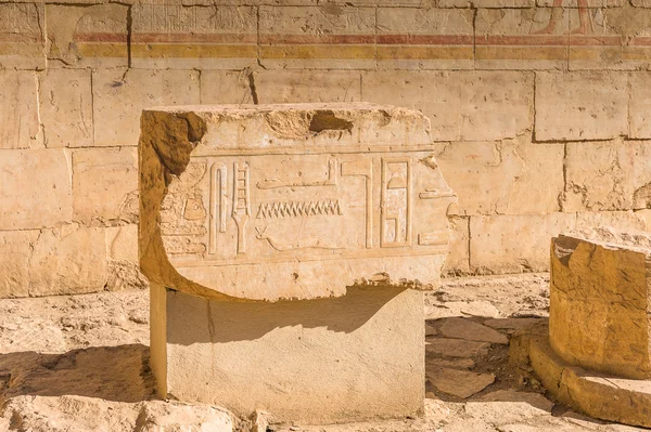 Deel van de dodentempel van Hatshepsut, westelijke oever van de Nijl — Stockfoto