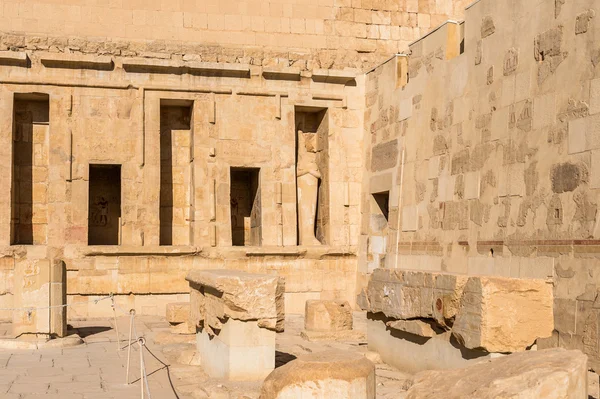 Deel van de dodentempel van Hatshepsut, westelijke oever van de Nijl — Stockfoto