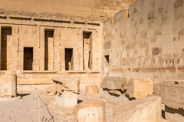 Deel van de dodentempel van Hatshepsut, westelijke oever van de Nijl — Stockfoto