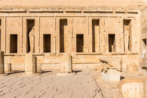 ส่วนหนึ่งของวัดมรดกของ Hatshepsut ธนาคารตะวันตกของแม่น้ําไนล์ — ภาพถ่ายสต็อก