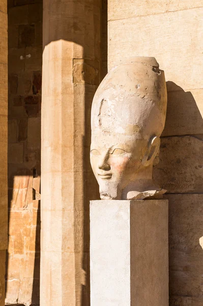 Del av bårhus temple of Hatshepsut, västra stranden av Nilen — Stockfoto