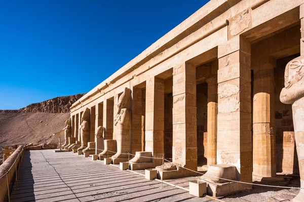 Parte del templo mortuorio de Hatshepsut, orilla occidental del Nilo —  Fotos de Stock