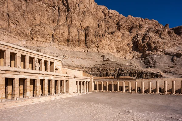 Part of the Mortuary temple of Hatshepsut, Western Bank of the Nile — Stock Photo, Image