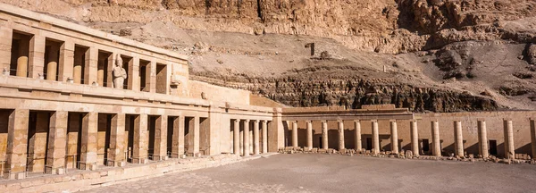 Del av bårhus temple of Hatshepsut, västra stranden av Nilen — Stockfoto