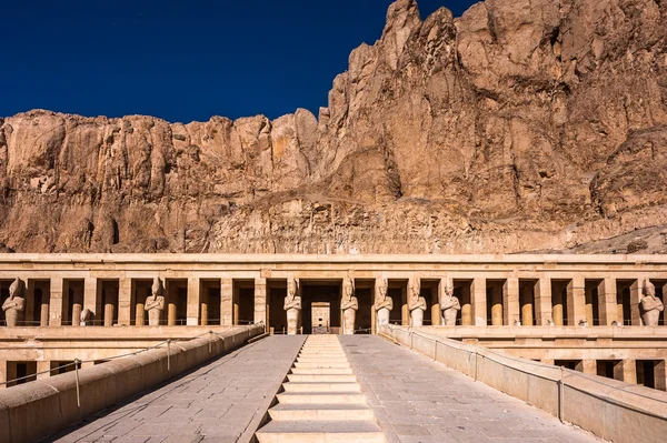 Part of the Mortuary temple of Hatshepsut, Western Bank of the Nile — Stock Photo, Image