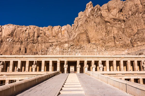 Part of the Mortuary temple of Hatshepsut, Western Bank of the Nile — Stock Photo, Image