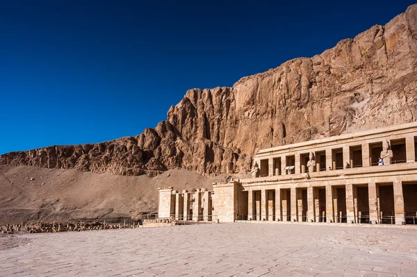 Parte del templo mortuorio de Hatshepsut, orilla occidental del Nilo —  Fotos de Stock