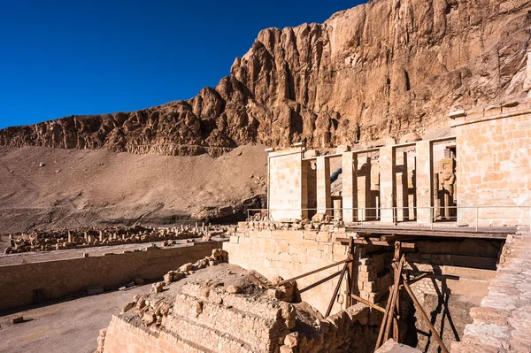 Parte del templo mortuorio de Hatshepsut, orilla occidental del Nilo —  Fotos de Stock