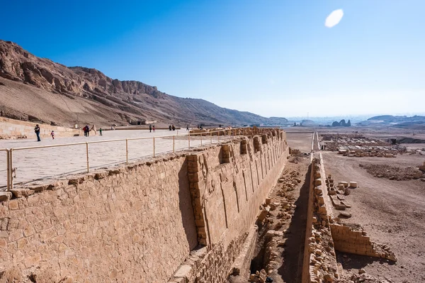 Parte del templo mortuorio de Hatshepsut, orilla occidental del Nilo —  Fotos de Stock