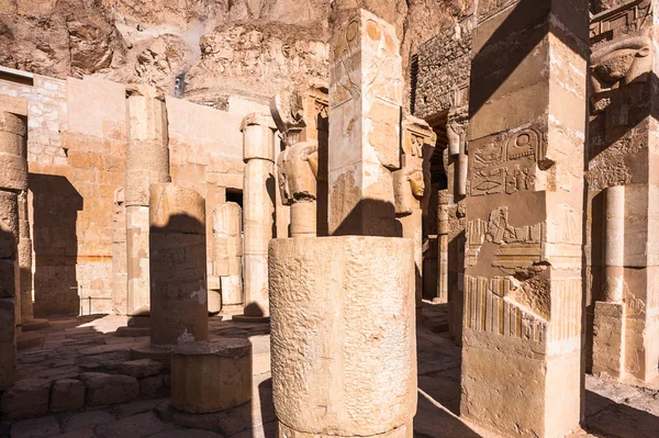 Parte del templo mortuorio de Hatshepsut, orilla occidental del Nilo —  Fotos de Stock