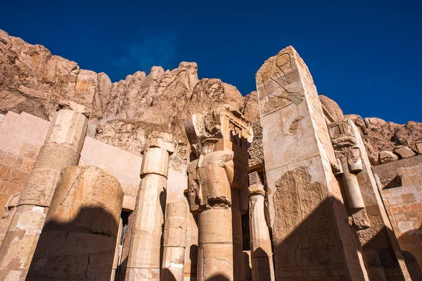 Része a Halotti temploma Hatsepszut, nyugati partján, a Nílus — Stock Fotó