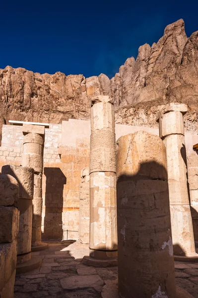 Deel van de dodentempel van Hatshepsut, westelijke oever van de Nijl — Stockfoto